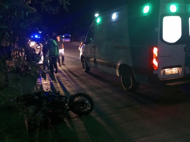 Motociclista con fuertes golpes tras colisionar con un auto